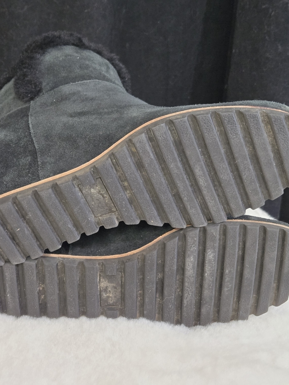 UGG Kristin Wedge Boots Size 9 Black Worn Twice - Picture 7 of 7